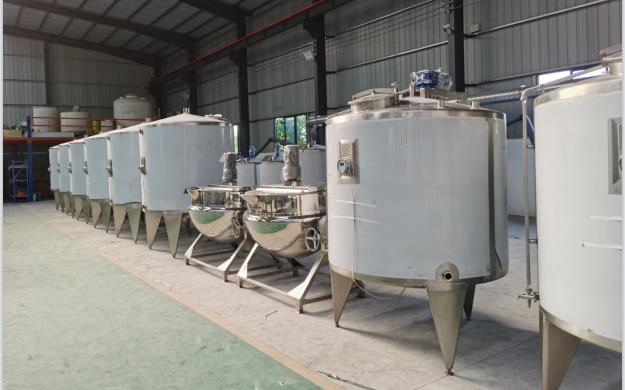 不銹鋼配料罐準(zhǔn)備發(fā)貨_鄭州不銹鋼配料罐廠家_電加熱攪拌罐