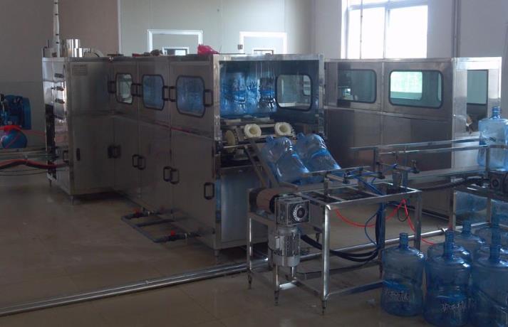大桶水灌裝設備_鄭州桶裝純凈水設備價格